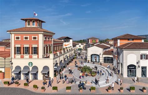 outlet burberry serravalle|serravalle discount stores.